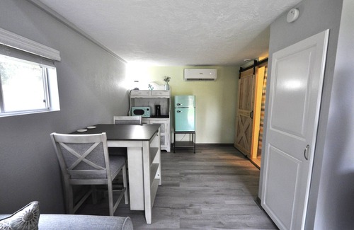 Dickinson Cottage | Charming 1-bedroom cottage in Dickinson,Tx with WiFi,