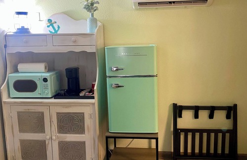 Dickinson Cottage | Charming 1-bedroom cottage in Dickinson,Tx with WiFi,