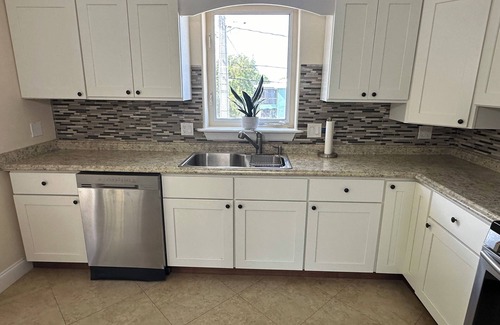 Little Torch Key House | Charming 2-Bedroom House on Little Torch Key with Pool and Tiki Bar- 28 DAY MIN.