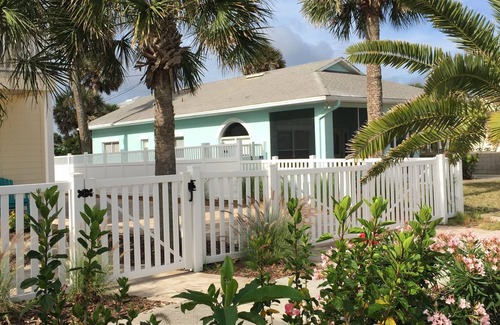 New Smyrna Beach House | Charming 2-bedroom house in wonderful New Smyrna Beach with WiFi, AC