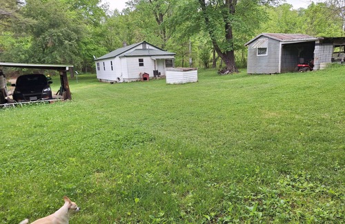 Ellington House | Charming 2-bedroom house in delightful Ellington with WiFi, AC, private big yard