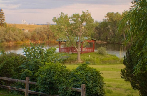 Fort Morgan House | Charming 2-bedroom in Fort Morgan with private Lake and in-ground Swimming pool.