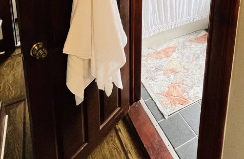 Baltimore Apartment | CHARMING 2beds, 1ba apartment