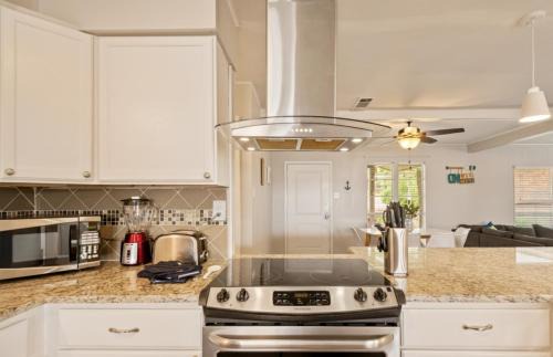 Tool House | Charming 4BR Lakefront Getaway
