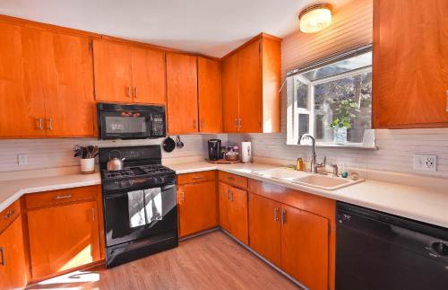 Tahoe Paradise House | Charming Cherokee Cabin - Secluded Stay for 6 Just 10 Minutes to Tahoe