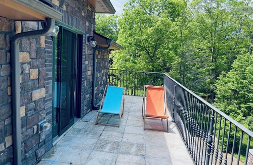 Mount Marion House | Charming guesthouse in castle in delightful Woodstock with office space