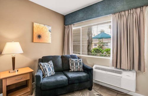 Palm Desert Hotel | Charming hotel with pool, hot tub, putting green and cafe'