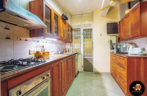 Mount Lavinia Apartment | Charming 3-Bedroom Apartment on the Beach-side with AC and WiFi in Mount Lavinia