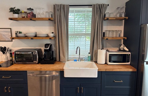 Crescent Heights Apartment | Charming Studio-Crescent Heights- Private Entrance