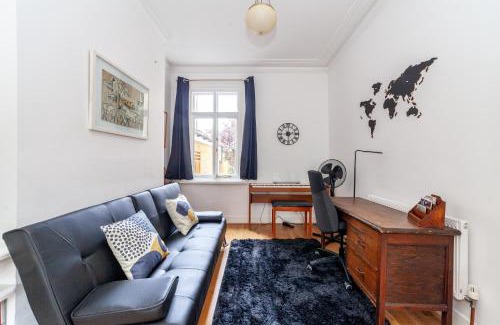 Lee Green Apartment | Charming Terraced 3BR House, 5 min Hither Green St