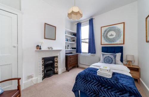 Lee Green Apartment | Charming Terraced 3BR House, 5 min Hither Green St