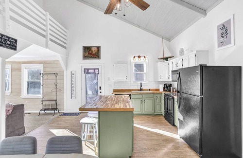 Littleton House | Charming waterfront in a quaint cove. Linens provided. Close to stores & dining.