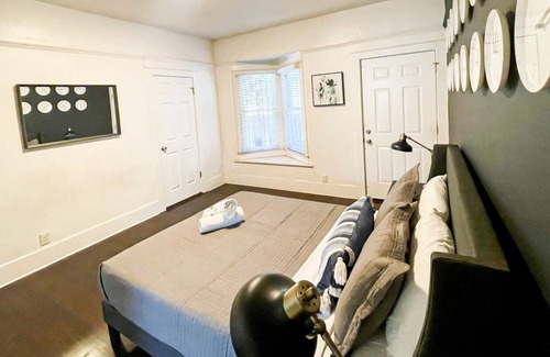 View Park-Windsor Hills House | Cheerful 2-bedroom home