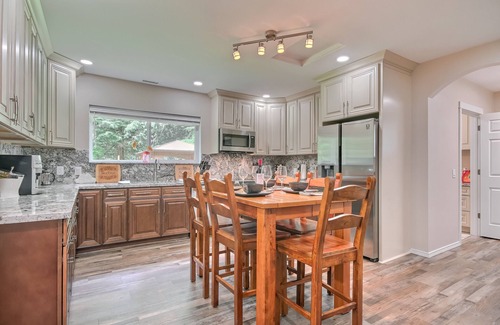 Tanner House | Cheerful Mt. Si Cottage with AC and Fireplace!