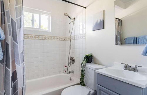 Poets Corner Apartment | Chic Abode In Central Berkley