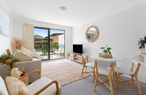Brookvale Apartment | Chic Brookvale Unit-Big Balcony!