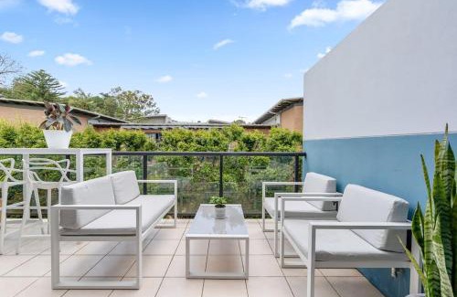 Brookvale Apartment | Chic Brookvale Unit-Big Balcony!