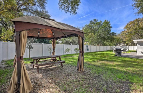 Mount Dora House | Chic Home with Fire Pit and Patio, Walk to Lake!