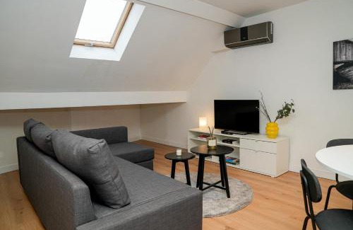 Bloemekenswijk Apartment | Chic & Modern 1BR & 1LR Apt, 12 Min Walk to Rabot