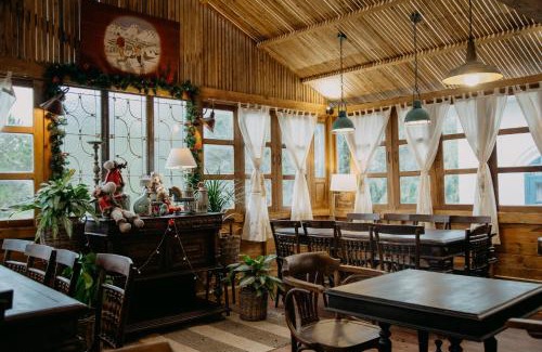 Phuong Hotel | Chu Mansion - Chill & Grill and Pickeball