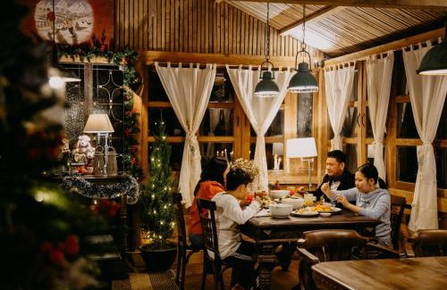 Phuong Hotel | Chu Mansion - Chill & Grill and Pickeball