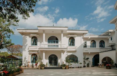 Phuong Hotel | Chu Mansion - Chill & Grill and Pickeball