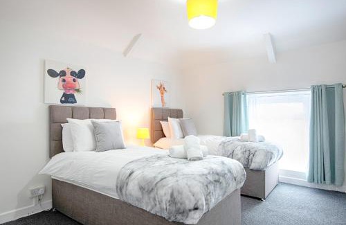 St. Thomas House | City Access - 3 Beds - Parking - Smart TVs