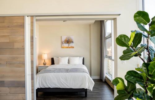Beltline Apartment | City Views Walk to Calgary Tower and Stampede