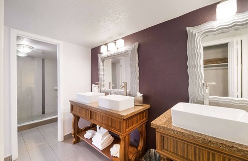 Florida Center Hotel | Clarion Inn & Suites Across From Universal Orlando Resort