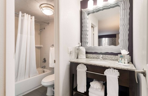 Florida Center Hotel | Clarion Inn & Suites Across From Universal Orlando Resort