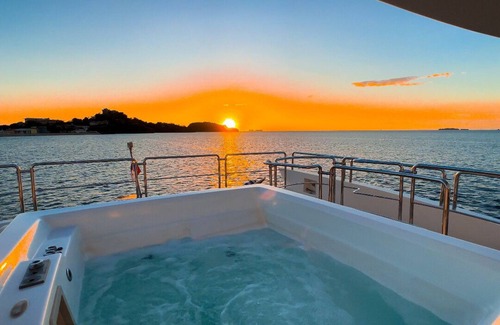 Playa Flamingo Boat Rental | Coastal Elegance: Luxury Yacht in Playa Flamingo