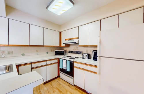 Heron Harbour Isle Condo | Coastal get away with pools, deck & central AC - close to shops & dining