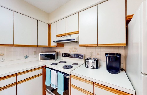 Heron Harbour Isle Condo | Coastal get away with pools, deck & central AC - close to shops & dining