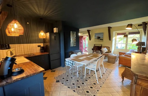 Saint-Laurent-du-Mottay Ski Chalet | Collector's cottage. A little corner of paradise in the château grounds!