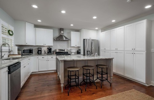 Forest Lake House | Colonial on 15th - Walk to Campus- 3BR 3BA- 5 TVs