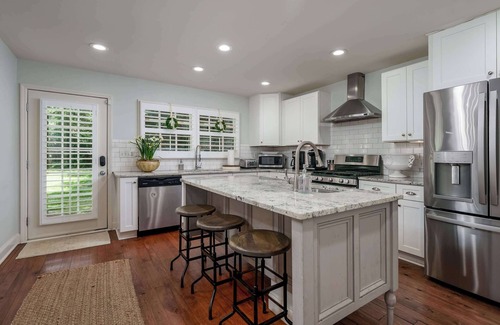 Forest Lake House | Colonial on 15th - Walk to Campus- 3BR 3BA- 5 TVs