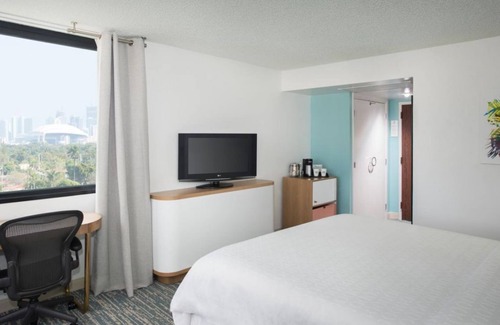 Seybold Hotel | Comfort and Convenience! Close to Downtown Miami! Outdoor Pool, On-Site Bar!
