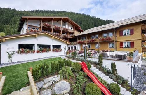 Damuels House | Comfort double room with balcony - Hotel Restaurant Alpenblume