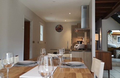 Le Chambon-sur-Lignon Villa | Comfortable garden house with veranda and jacuzzi