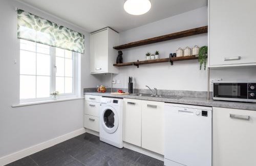 Ashford House | Comfortable 3 Bed House For 5- City Central - Free Parking