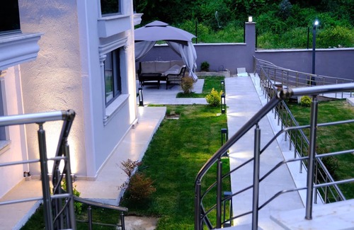 Yalova Apartment | Comfortable and spacious suites are 5 minutes from the sea