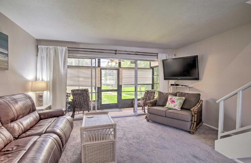 Gulf Gate Estates Apartment | Condo with Pool Access Less Than 4 Miles to Siesta Key Beach