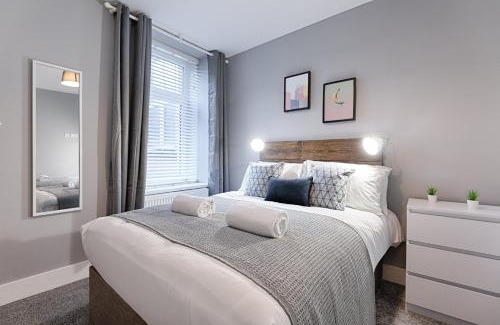 Llanelli Apartment | Contractor Base - 2 Rooms - Smart TVs