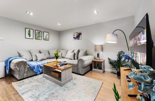 Shaftesbury Apartment | Contractor & Family Friendly, Central London Access, Mini Bar, AC