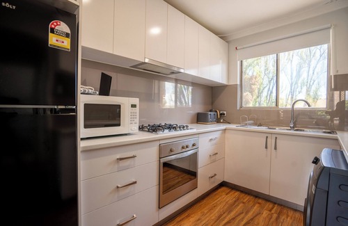 Wembley Apartment | Convenient 2-bedroom apartment near beautiful lake