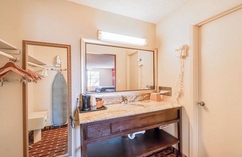 Vernon Hotel | Convenient Pet-Friendly Stay Near Red River – Scenic Drives & Local Exploring