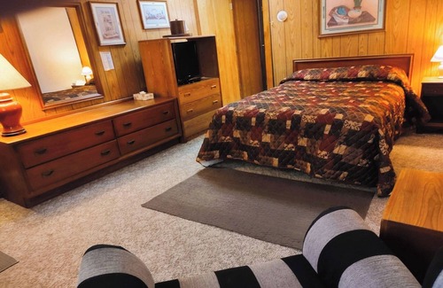 International Falls Hotel | Convenient Retreat Ideal for Exploring Voyageurs National Park