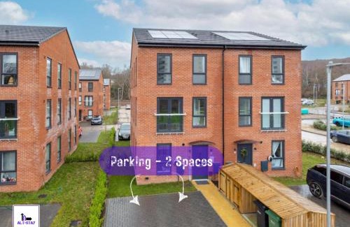 Chapeltown House | Copper Beech by Alt-Stay - 2 Bed En Suite Contractor, Corporate & Relocation Accommodation near LBA with EV Plug, Parking, King Bed, Workspace, Kitchen, Smart TV and Wi Fi - Long Stay Ready with Weekly and Monthly Rates
