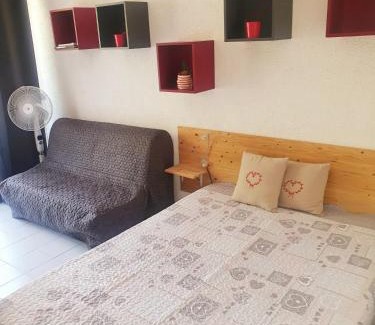 Greoux-les-Bains Apartment | coquet Studio Classé Deux Étoiles, Balcon avec Table, et Wifi