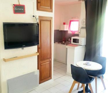 Greoux-les-Bains Apartment | coquet Studio Classé Deux Étoiles, Balcon avec Table, et Wifi
